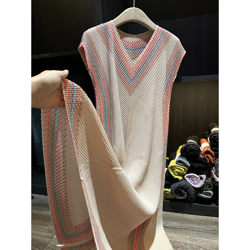 2025 Women's Elegant Age-Reducing Long Ethnic Style Simple Pleated High Elasticity Plus Size Floor-Length Color Block Solid