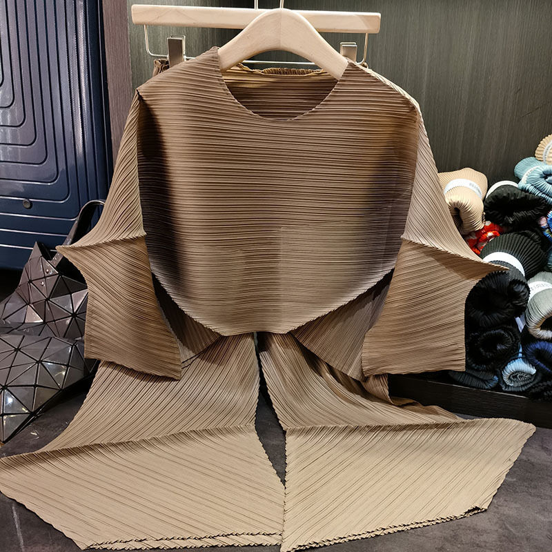 Elegant Loose Casual Fashion Plus Size Two-Piece Set for Women Solid Color Round Neck Top & Shorts