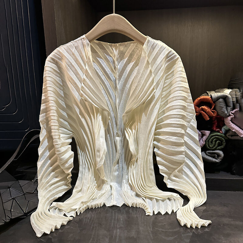 Autumn new simple solid color long sleeved women's striped pleated collar buttonless cardigan temperament commuting Cota