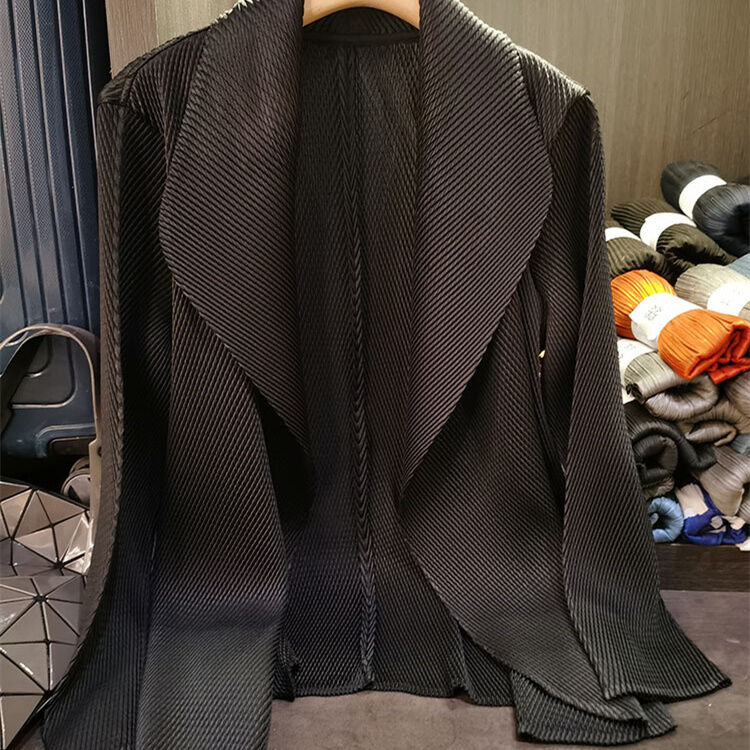 Spring 2025 Women's Solid Color Lapel Long Sleeved Pleated Women's Long Coat